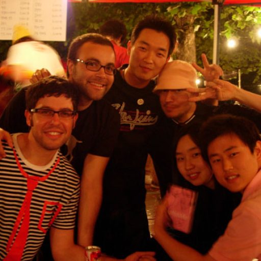 Imagen: Guille Milkyway, Nando y Carlos con fans [Korea]