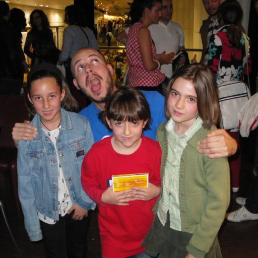 Imagen: La Casa Azul [Guille y sus jovenes fans, Fnac Callao, Madrid]