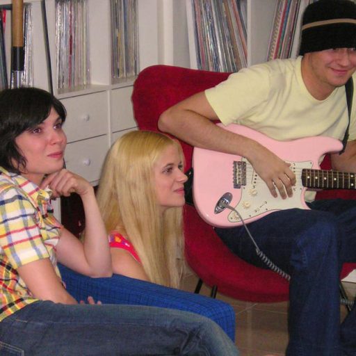 Imagen: La Casa Azul [Videoclip Como un fan, Virginia, Clara y Guille]