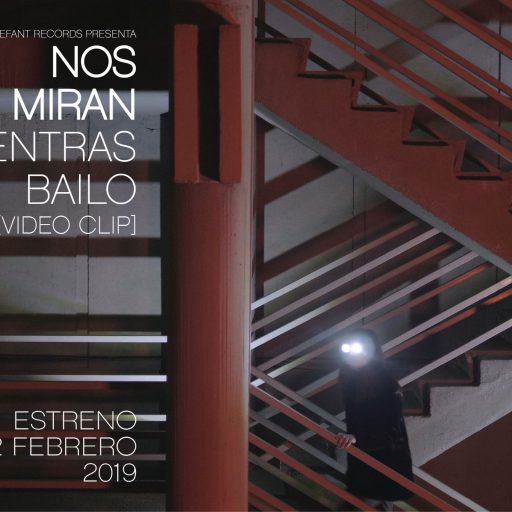 Imagen: NOS MIRAN FLYER MIENTRAS BAILO