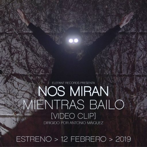 Imagen: NOS MIRAN FLYER MIENTRAS BAILO